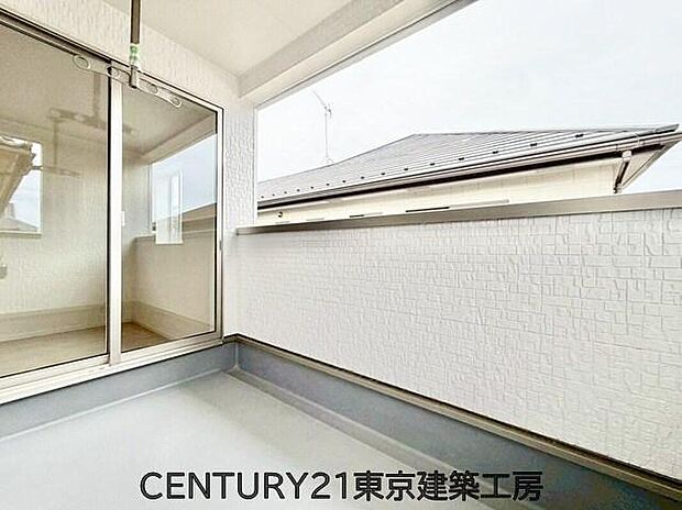 【バルコニー】広々としたバルコニーで憩いの時間を過ごせます♪また、急な雨も安心です。インナーバルコニーは人目を遮ってくれる魅力もあります。