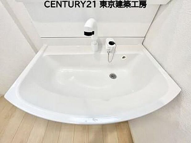 【同形状・同仕様写真(その他内観)】毎日使うものだから清潔な空間を保ちたい水回り。洗面にはそんな願いを解消させてくれる収納アイデアが満載です。三面鏡の裏側にはキャビネットが現れ小物から背の高い物まで収納できます。