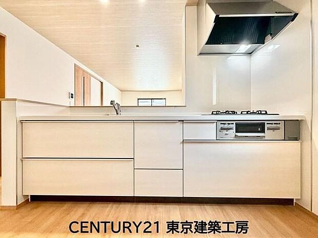 【キッチン】◇調理がはかどるシステムキッチン♪収納豊富で、シンクも作業スペースも広いのでスムーズに料理ができますね。３口コンロ、グリル付き。

