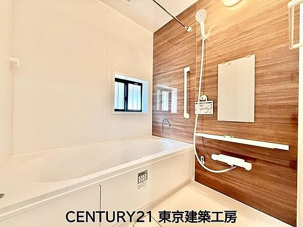 【浴室】◇窓付きのバスルーム。陽射し差し込む明るい環境は、日中の入浴も気持ち良くお使い頂けそうです。また、換気環境も良好です。

