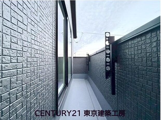 【バルコニー】風をしっかりと感じられるバルコニーでは、毎日が洗濯日和です。広々としているので洗濯も楽しくなるでしょうし、気分転換にバルコニーからの眺めを楽しむのもいいでしょう。

