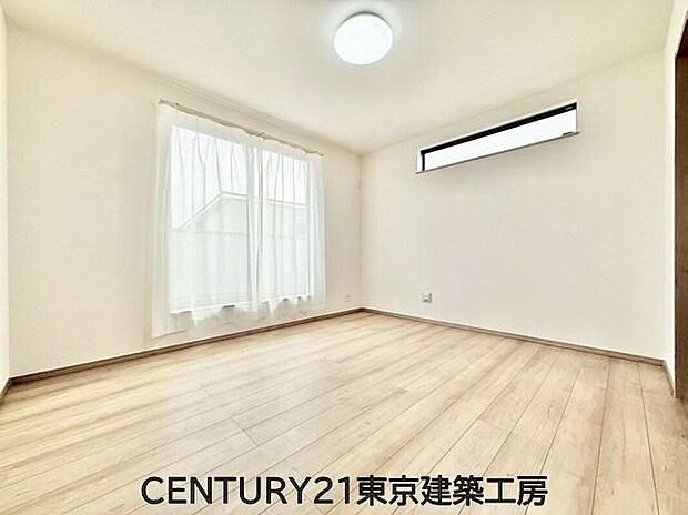 【リビング以外の居室】◇穏やかな光が差し込む室内には、穏やかな時間が流れます。おうち時間が増える昨今、落ち着いた空間で自分の趣味を楽しむのはいかがですか。