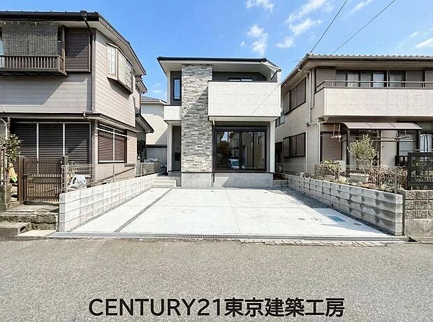 【現地外観写真】駐車スペースをしっかり確保したゆとりある敷地設計。来客時やご家族で複数台所有される方にも嬉しい住まいです。