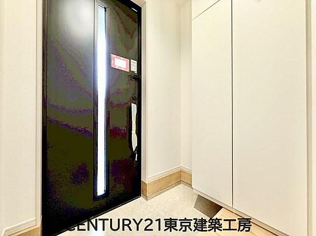 【玄関】住まいの顔とも言われているのが玄関です。清潔感のある玄関は、それだけで住まい全体の印象を大幅にアップさせてくれます。気持ちよく利用することができるでしょう。


