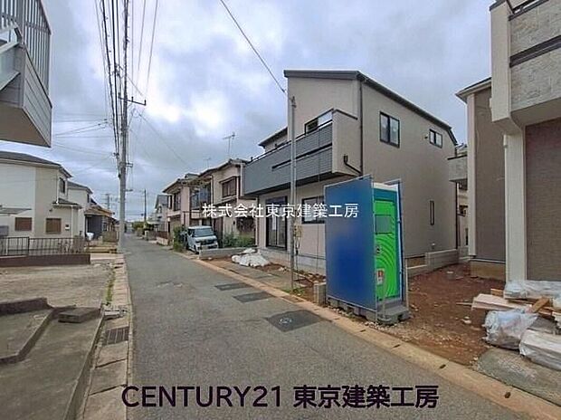 【前面道路含む現地写真】第一種低層住宅専用地域で日当たりの良い住まい！採光良好なLDKは20帖以上で、ご家族がゆったり過ごせる広々空間です。
