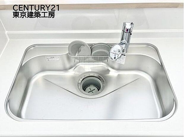 【【システムキッチン】【同仕様】】◇調理がはかどるシステムキッチン♪収納豊富で、シンクも作業スペースも広いのでスムーズに料理ができますね。３口コンロ、グリル付き。