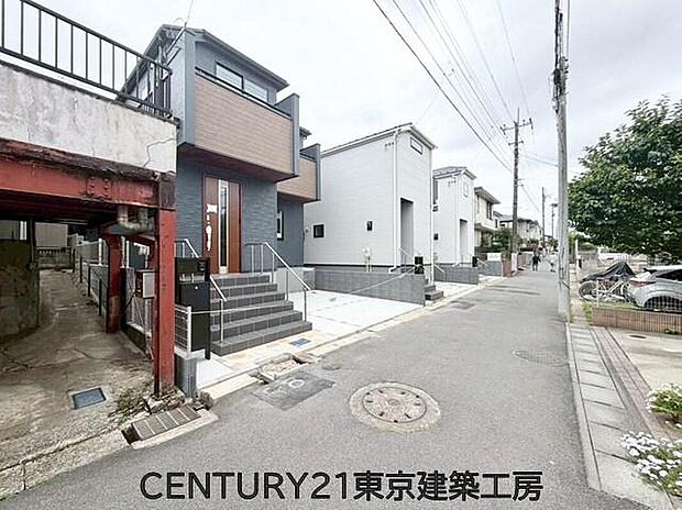 【前面道路含む現地写真】４LDK＋駐車スペースがございます！ 完成済につき即入居が可能！各居室にクローゼットが完備でスッキリ快適なお住まい！