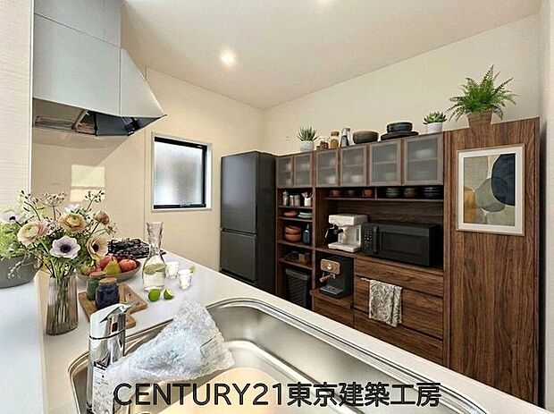 【【同施工会社の施工イメージになります】】【同仕様：家具はCGです】
キッチンは収納数もさる事ながら、リビングで寛ぐ家族や小さなお子様を見守りながら料理が出来る「対面式の温もり設計」。キッチンから立ち込める香りが今日の料理を期待させます。
