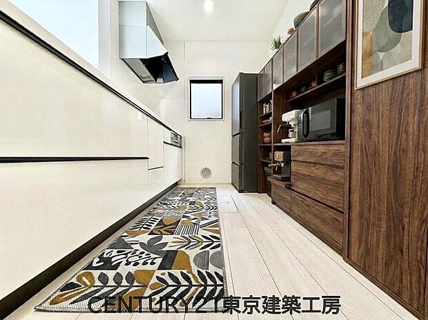 【【同施工会社の施工イメージになります】】【同仕様：家具はCGです】
キッチンは収納数もさる事ながら、リビングで寛ぐ家族や小さなお子様を見守りながら料理が出来る「対面式の温もり設計」。キッチンから立ち込める香りが今日の料理を期待させます。

