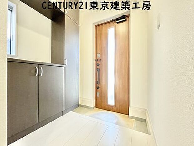 【【同施工会社の施工イメージになります】】【同仕様】住まいの顔とも言われているのが玄関です。清潔感のある玄関は、それだけで住まい全体の印象を大幅にアップさせてくれます。気持ちよく利用することができるでしょう。

