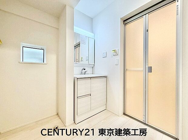 【【同施工会社の施工イメージになります】】【同仕様】◇窓付きのバスルーム。陽射し差し込む明るい環境は、日中の入浴も気持ち良くお使い頂けそうです。また、換気環境も良好です。
