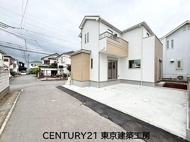 【前面道路含む現地写真】並列2台駐車可能。ゆとりある駐車スペースで、お車の出し入れもスムーズです。