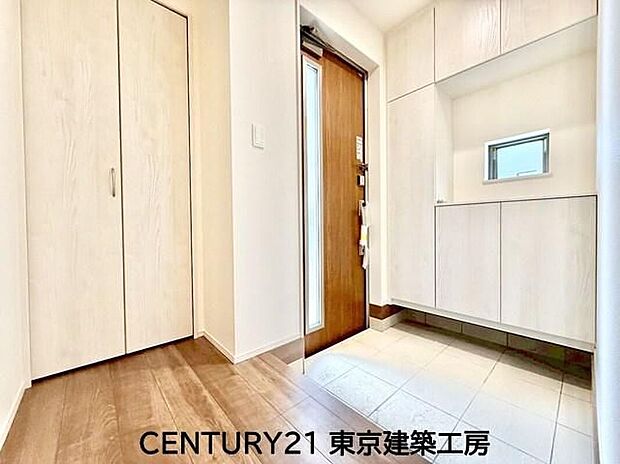 【玄関】住まいの顔とも言われているのが玄関です。清潔感のある玄関は、それだけで住まい全体の印象を大幅にアップさせてくれます。気持ちよく利用することができるでしょう。
