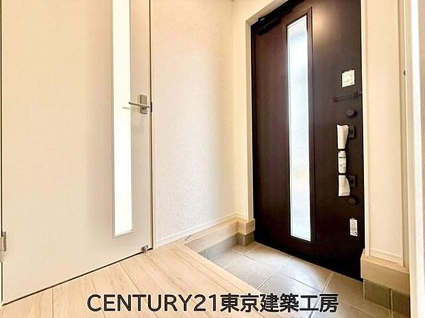 【玄関】住まいの顔とも言われているのが玄関です。清潔感のある玄関は、それだけで住まい全体の印象を大幅にアップさせてくれます。気持ちよく利用することができるでしょう。