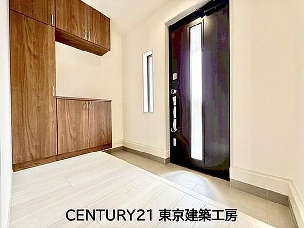 【玄関】住まいの顔とも言われているのが玄関です。清潔感のある玄関は、それだけで住まい全体の印象を大幅にアップさせてくれます。気持ちよく利用することができるでしょう。