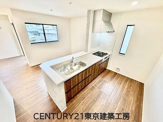 【キッチン】◇対面式を採用したキッチンですので、リビングで寛ぐご家族をいつも感じられます。会話を楽しみながら家事ができます。