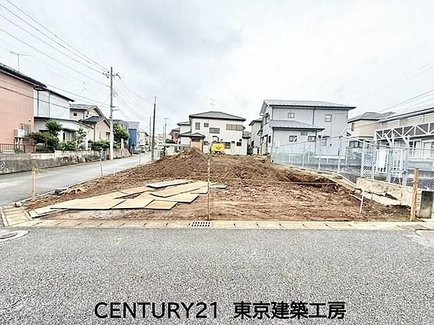 【現地外観写真】◆４LDK＋駐車スペース２台分がございます
