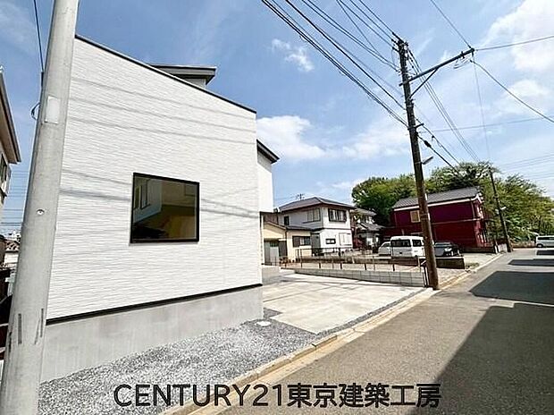 【前面道路含む現地写真】前面道路も広く、駐車も楽々です