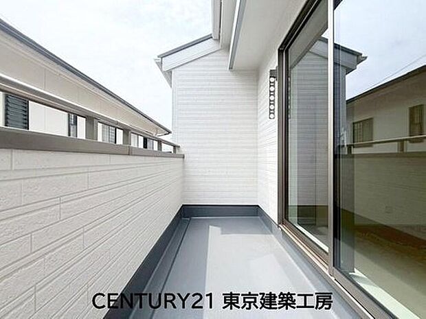 【バルコニー】頬をなでる優しい風を感じることが出来るバルコニー。つい深呼吸をしたくなる気持ちの良い場所はこのお部屋の自慢です。お洗濯物を干すスペースとしても十分な広さがあります。