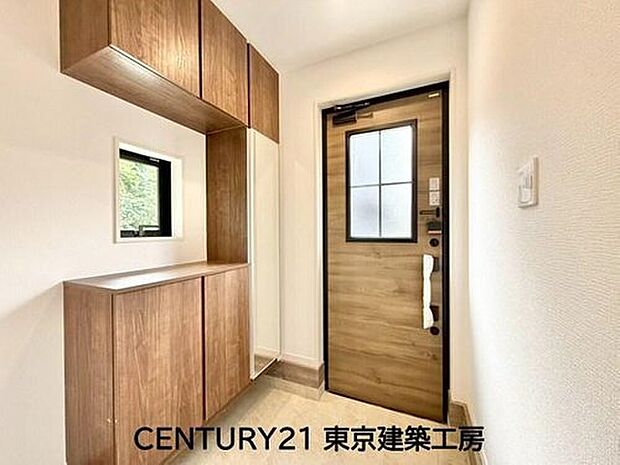 【玄関】◇人を迎え入れる最初の場所だからこそ、清潔感がある空間にして頂ける様にゆとりあるシューズボックスを設置しました。おでかけの時も帰った時も、「我が家」を最初に感じでもらえる素敵な空間に。