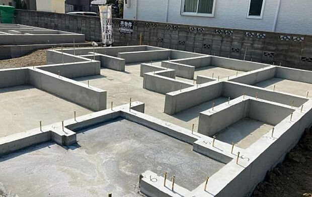 【構造・工法・仕様】【ベタ基礎】ベタ基礎はコンクリートで建物の下一面を支える工法で、地震に強く、剛性・耐久性に優れた施工方法です。