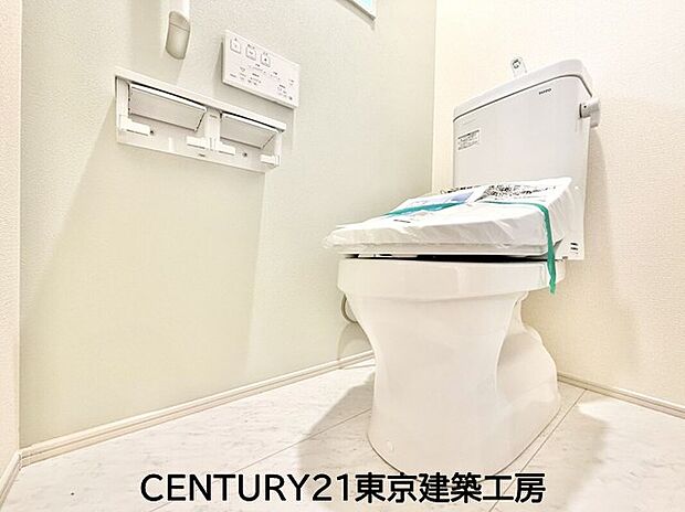 【トイレ】トイレを癒しの空間と考える人は少なくありません。だからこそ、寛げる場所であってほしいと思っている人も多いでしょう。機能面でも癒しや寛ぎの空間に相応しいトイレとなっています。