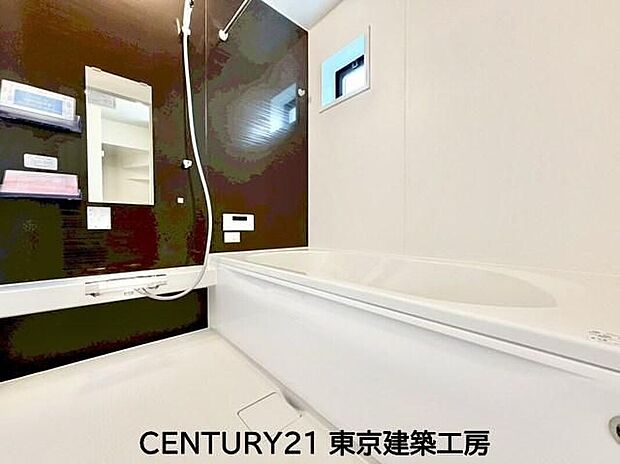 【浴室】◇奥行きが深く、しっかり足を伸ばせる浴槽。一日の疲れも癒されます。入浴剤やバスオイルを入れて普段より贅沢な時間をお過ごしください。