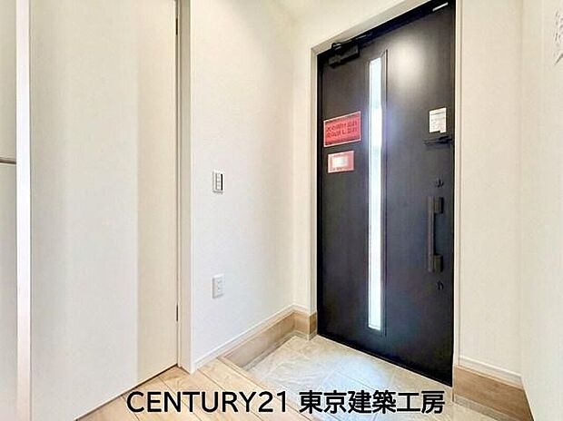 【玄関】◇住まいの顔とも言われているのが玄関です。清潔感のある玄関は、それだけで住まい全体の印象を大幅にアップさせてくれます。気持ちよく利用することができるでしょう。