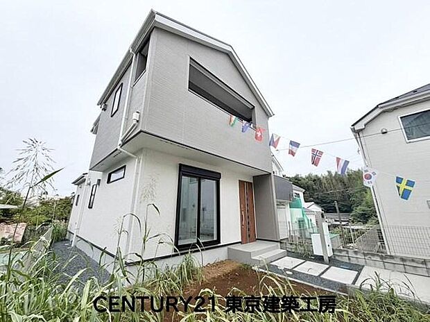 【現地外観写真】家族と過ごす当たり前の日々こそが、未来に残る大切な宝物。そんな温かな時間を育みながら、永く愛着を深めていける住まいです。
