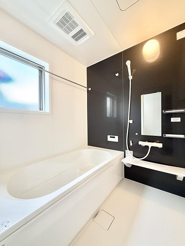 ■落ち着いた色合いの壁面、ゆっくり寛げるバスルーム