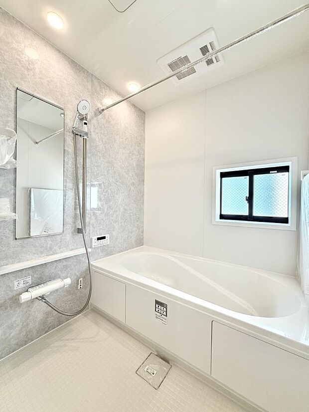 ■落ち着いた色合いの壁面、ゆっくり寛げるバスルーム