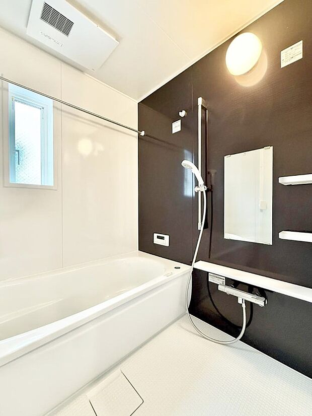 ■落ち着いた色合いの壁面、ゆっくり寛げるバスルーム