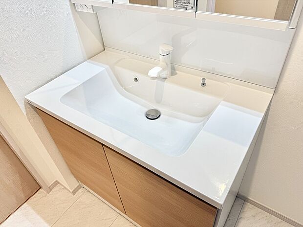 【ハンドシャワー付洗面台】■細かい部分まで洗いやすく便利なハンドシャワー付き