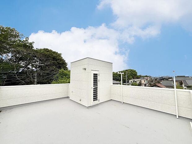 【バルコニー】■ 季節の移ろいを感じられる開放的な空間です