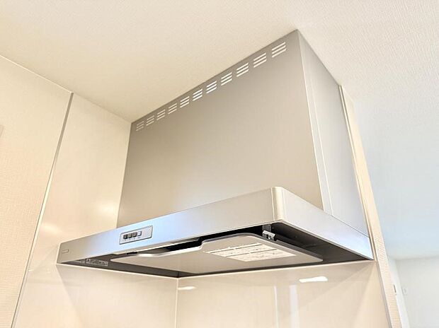 【レンジフード】■フードに覆われている為、匂いが換気扇に誘導され、効率的に排煙ができます