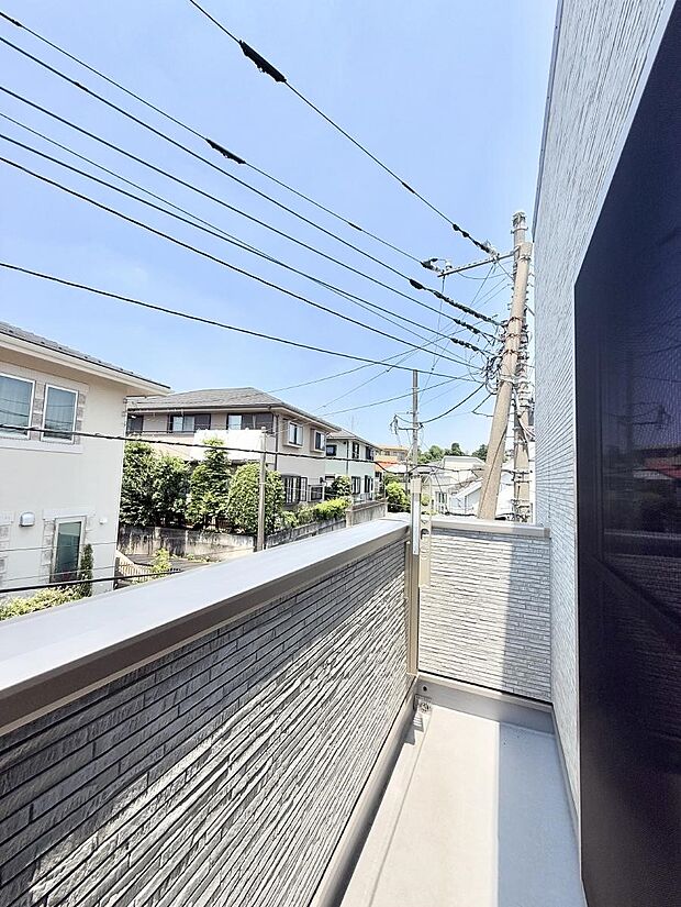 【バルコニー】■ 心地よい風と光を感じる、くつろぎのバルコニー