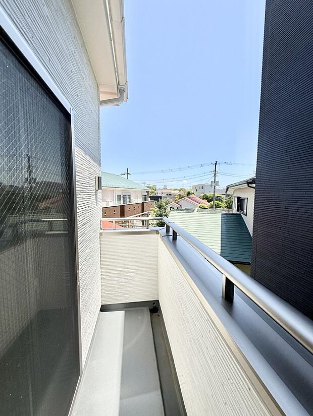 【バルコニー】■ 季節の移ろいを感じられる開放的な空間です