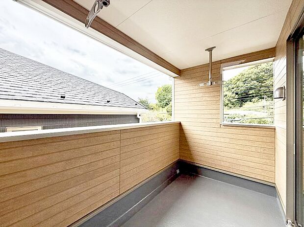 【バルコニー】■ 朝のコーヒーや夜の星空を楽しむ、癒しの場所