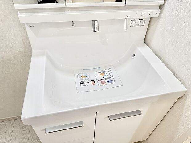 【ハンドシャワー付洗面台】■細かい部分まで洗いやすく便利なハンドシャワー付き