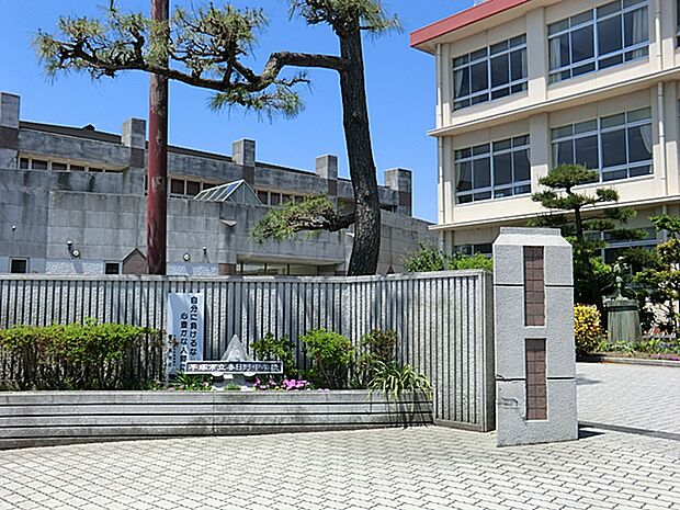 平塚市立春日野中学校（約1,300m・徒歩17分）