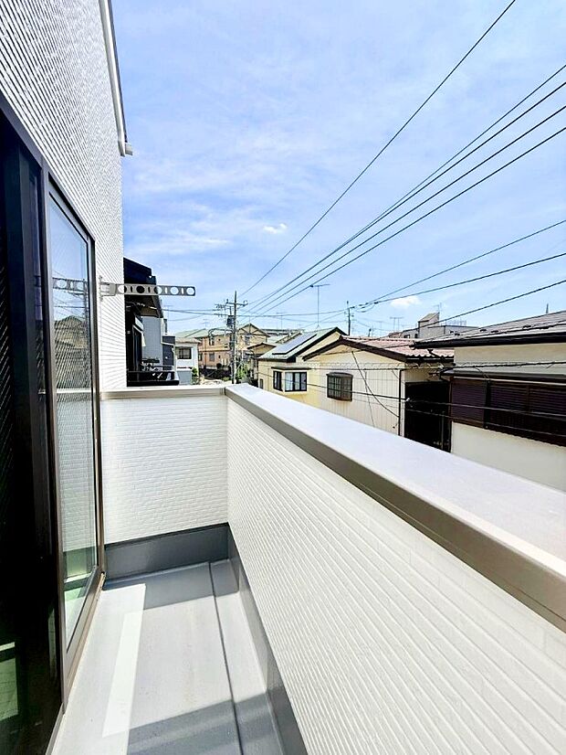 【バルコニー】■ 季節の移ろいを感じられる開放的な空間です