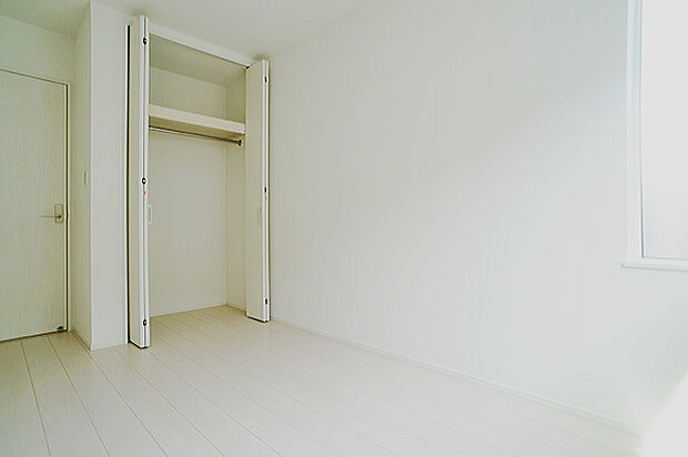 【寝室】■窓の配置や通気性の良い設計で部屋の空気がこもらず、常に新鮮な空気が流れます