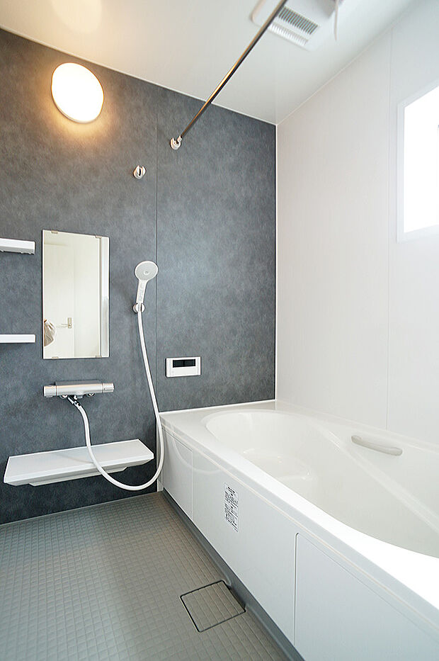 【浴室】■一日の疲れを癒す、心落ち着く空間です