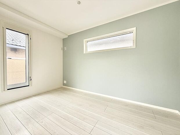 【洋室】■落ち着いた色合いのお部屋で穏やかな時間を楽しめます