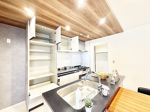 【キッチン】■シンプルで機能的、毎日使いやすいキッチン