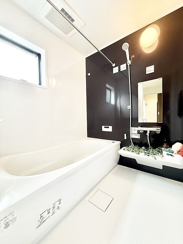 【浴室】■落ち着いた色合いの壁面、ゆっくり寛げるバスルーム