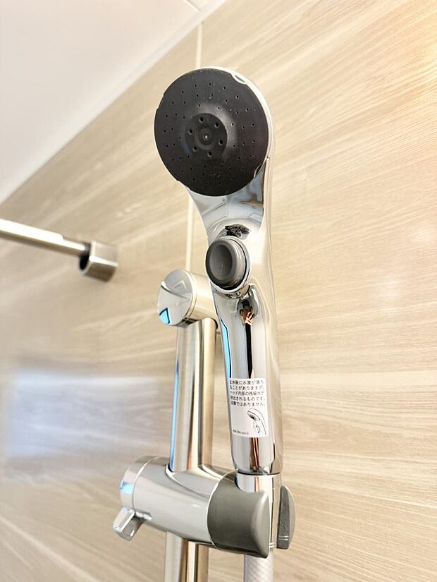 【止水シャワーヘッド】■わざわざシャワー水栓のレバーまで手を伸ばす必要がなく、簡単に止水できる
