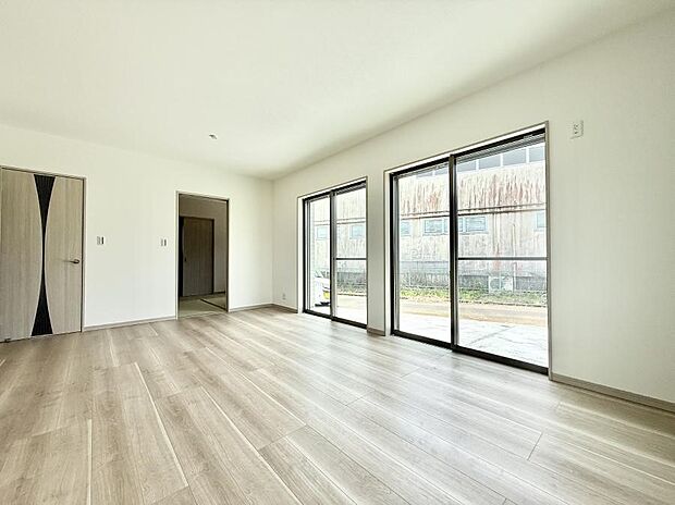 【リビング】■自然の光が差し込み、明るい空間が広がります