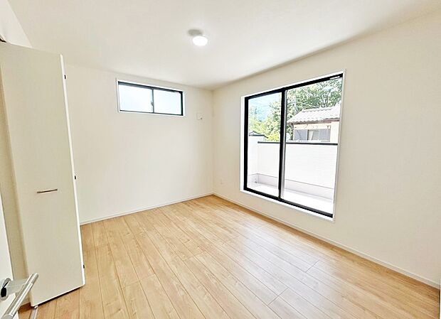 【リビング以外の居室】■落ち着いた色合いのお部屋で穏やかな時間を楽しめます