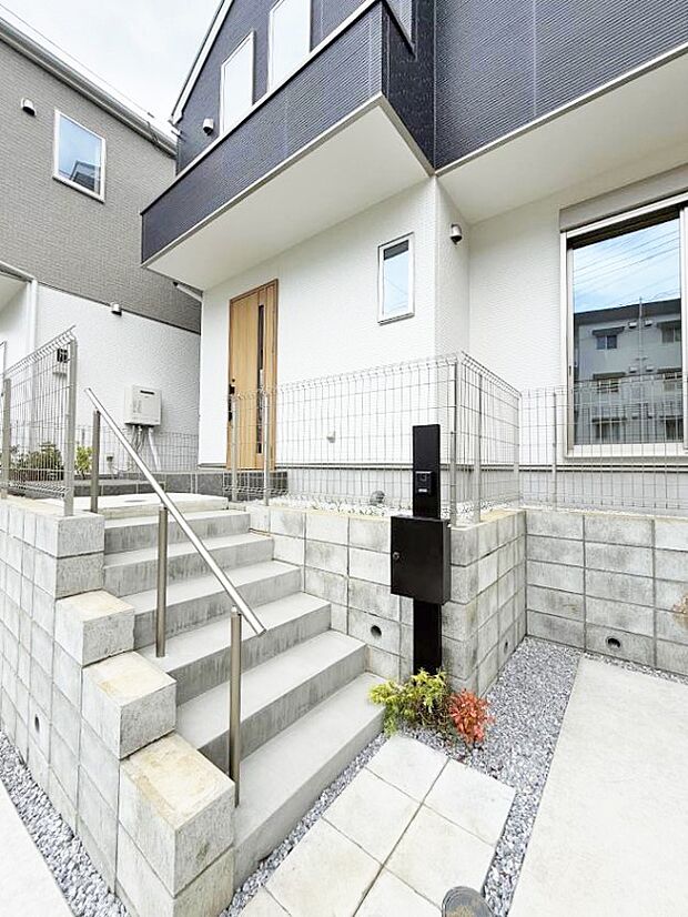 【玄関】■ 家族とゲストをやさしく迎える、心温まる玄関